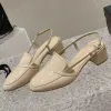 2023 classico Designer di lusso Sandali con tacco a punta aperta da donna in vera pelle Nero / bianco / albicocca Fibbia a una linea Sandalo con retro cavo Scarpe con tacco grosso versatili