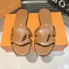 Designer Dam Reveal Platta Sandaler Mode Läder Gummitryck Läder Högkvalitativ Top Flip Flops Outdoor Beach Slide Sola Tofflor 35-40