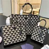 Bolsas de noite femininas 22SS livros Tote bolsa Desinger Sunmmber bolsas de praia nova bolsa de lona de luxo padrão triangular moda bolsa tiracolo ombro grande Satc J230615