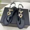 2023 Designer Luxuriöse Sandalen Prong Damen Hausschuhe Mode Trendy Klassische Sandalen Gummi Strand Alphabet Niedrige Ferse Hausschuhe Urlaub Lässig