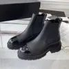 Autunno/inverno Interlocking Stivaletti con plateau in pelle di vitello nera mista Stivaletti Chelsea in pelle piatta Stivaletti slip-on con punta tonda scarpe firmate di lusso calzature da donna