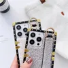 Luxe Polsband Vierkante Plating Bont Vogue Telefoon Case voor iPhone 14 13 12 11 Pro Max Samsung Galaxy S23 Ultra S22 S21 S20 Duurzame Mode Vrouwen Pluche Beugel Achterkant