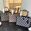 Bolsas de noite femininas 22SS livros Tote bolsa Desinger Sunmmber bolsas de praia nova bolsa de lona de luxo padrão triangular moda bolsa tiracolo ombro grande Satc J230615