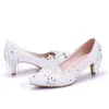 Kleidschuhe Weiße Spitze und Kristall Hochzeit Silber Quaste Spitze Zehe Slip-on Chunky Spike Heel Frauen Pumps für schwangere Brautjungfer