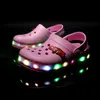 Sandales été enfants mode éclairage LED chaussures pantoufles lumineuses pour garçons filles enfants jardin sabots bébé enfant en bas âge lumineux tongs 230614