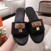 Pantoufles Beac Classique Talon Plat Été Paresseux Designer Métal Dessin Animé Grosse Tête tongs en cuir dame Diapositives femmes chaussures Hôtel Bain Dames sexy Sandales Grande taille J230615