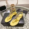 De senaste flip-flops kvinnors tofflor strap diamant spänne älskar sexig strand casual designer sandaler parti arbeta lyxiga platt kvinnor med låda