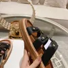 نبتات مصممة العلامة التجارية النسائية الجديدة الفاخرة الرومانية الرومانية Slippers Three Lace Up Fashion Triumphal Arch Slippers Flip-Flops