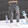 Jeans 2023 Frühling Mode Jungen Baby Casual Hosen Cartoon buchstaben Kinder Elastizität Jean Jungen Hosen Herbst Kinder Denim 17Y 230616