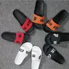 2023 Zapatillas de diseñador Zapatillas para hombres y mujeres Verano fuera de desgaste Nueva tendencia Pareja Sandalias Chanclas de playa en cuatro colores