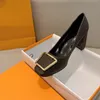 Designer Square Dress Shoes Toe Chunky Heeled High Heels grunt mun Bekväm tryck Autumn Shoes Office Career 4.5cm med ruta 66726 96372