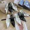 2024 Sommarvarumärke Dress Shoes Women Triangle Pumpar Mid-Heel Slingback Sandaler Designers 7cm klackar Sandales Läder Sliver Metal Buckle Slipper