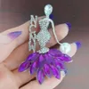 Alfinetes Broches Feitos à Mão Letra Grega Personalizada NCNW Roxo Branco Cor Luxo Gance Menina Broche Colar Acessório para Vestido Atacado 230616