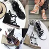 Terlik Tasarımcı Sandal Cassandra Heel Kadınlar Kama Espadriller Siyah Beyaz Sandalet Patent Deri Kayış ve Kama Platformu Yüksek Topuklu Toka Düğün J230616