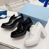 Scarpe con fibbia a triangolo da donna 24 Autunno Nuovo stile britannico Scarpe piccole in pelle Scarpe da donna in vera pelle con lacci Bocca profonda Tacco alto Scarpe con tacco spesso Donna