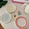 Керамическая тарелка с керамикой для керамики с фруктовым десертом на раскрашенную ручную пластинку для керамики.
