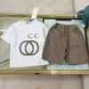 Lyxdesigner Kläder Set barn T-shirt vit monogram shortst mode Brittiskt modemärke sommar barnskatter tjejer bomull svart vit tvådelad AA