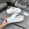 curseurs designer pour femmes curseurs de designer toboggans à bulles tongs nouveau netal riveté tête lâche haute semelle épaisse pantoufles de plage polyvalentes chaussures trou avec demi-glissière