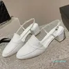 2023 Classic Luxury Designer Peep-Toe Heeled Sandals Womens äkta läder svart/vit/aprikos spänne sandal ihålig rygg chunky klackar skor mångsidiga