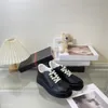 Designer skor retro präglade sneakers kvinnor herr casual skor toppkvalitet tryckt präglade sneakers tjock botten vit sko snörning duk löpare sko