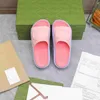 2023 Summer Nuevo diseñador grueso Sole y mujeres Medas Sport Sport Style Rainbow Plataforma Slippers Borded Lona bordada Sandalias de goma casual con caja