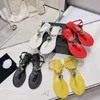 De senaste flip-flops kvinnors tofflor strap diamant spänne älskar sexig strand casual designer sandaler parti arbeta lyxiga platt kvinnor med låda