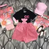 Moda Baby Luxury Designer Clothing Sets Kids T-shirt Pink Monogramled Roupes curtos British Fashion Summer Summer Childrens Treasures Girls Algodão Jaqueta de duas peças