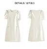 2023 Summer Apricot Solid Color Beaddress Kort ärm Runda nackknappar Knäslängd Casual Dresses W3L042107