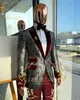 Męskie garnitury Blazers Najnowsze projekty Groomsmen Floral Burgundy Velvet Peaked Lapel Groom Tuxedos Męs