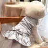 犬のアパレルパッチワークファッション2本の足を見るメッシュドレスノースリーブペット猫の結婚式のスタンドカラー衣料品アクセサリー230616
