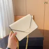 Le nouveau sac à chaîne Monochrome est un sac pour femme en cuir compact et anti-âge conçu avec une étiquette triangle classique