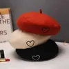 Beret Love Haftery wełna beret koreańska moda kobiet czapka czapka wysokiej jakości jesienna jesień zima twarz mała artysta malarz hat z0616