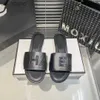 Tofflor berömda varumärkekanal beac klassisk platt häl sandaler sommar designer flip flops läder dam glider kvinnor casual skor hotell bad damer sexig scu j230616