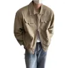 Casacos masculinos Jaqueta simples com lapela para homens e mulheres High Street Curto Khaki Uniforme de beisebol Tamanho grande com vários bolsos Decoração de metal Bomber Coat