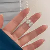 ウェディングリング韓国銀色のレースフラワーズ女性のためのシンプルなエレガントなオープニング調整可能な指のジュエリーギフト