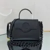 10A Luxurys torebki designerskie torba skórzana torebka z podwójnymi uchwytami i wnętrzem brelokiem kultowym geometrycznym trójkątami torbami crossbody torebka na zakupy plecak