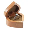 Smyckespåsar E15E Black Walnut Träförlovningsring Box Solid Wood Heart Shaped Organizer för förslag Bröllopsceremoni gåva