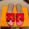 Chaussures de plage touristique Slippers Luxury Designer Womens Shoes Slide Summer NOUVEAU CUIR VOLIQUE PLIPPERS PLATS PLIPPERS Net Red grandes sandales Tailles 35-42 + Boîte