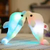 豪華なライトアップトイ1pc 32cmかわいいクリエイティブラミナスおもちゃドルフィン人形glowing動物のおもちゃカラフルな枕の子供素敵なギフト230617