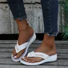 Chinelos femininos 2023 verão cunhas sandálias de dedo do pé clipe ao ar livre chinelos casuais senhoras sapatos de praia chinelos de botão de metal chinelos slides calçado t230617