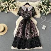 Runway Dresses Summer Mid-Längd Women Doll Collar Hook Flower Spetsklänning med Belt Slim Short Sleeve Green Black Blue Ladies A-LI273U