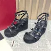 Schwarz New Stud Srivet Plateau Keilsandalen Damen Luxus Designer Leder Chunky Gladiator Sandale Abend Party Schuhe Fabrik Schuhe 9,5 cm.m