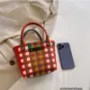 2024 Sommer neue koreanische Version der handgewebten Tasche für Damen mit superfeuerfarbenem geflochtenem Korb, Netz, roter Handkorbtasche, ID, stylischeendibags