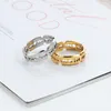 Кластерные кольца 2023 Дизайнерская нержавеющая сталь для женщин Римские цифры Сердце любовные пара Аристокатс Ювелирные из ювелирных изделий подарка