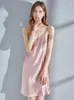 Kvinnors sömnkläder Silk Nightgowns Kvinnor Pink Nightwear Sexig Night Dress Bedgown ärmlös Nighties V-Neck Natural Robe Femme Nuisette