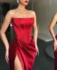 Sexiga röda balklänningar axelbandslös benkroppsfest aftonklänningar veck slit halv formell röd matta lång speciell tillfälle klänning