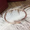 bracelet chaîne en or bracelet design bijoux de luxe accessoires pour femmes acier au titane Alliage processus de placage à l'or ne se décolore jamais pour les hommes allergiques bracelet design