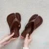 Pantofole firmate Donna Split Toe Summer Slide Open Flat Scarpe casual Sandalo per il tempo libero Infradito da spiaggia antiscivolo femminile 2023 Design