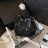 Zaino di design in pelle di vitello goffrata granulare per donna Zaino a secchiello con catena di lusso con coulisse e borsa a tracolla portatile Designer Bookbag Mini Borse a mano Portafoglio