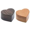 Smyckespåsar E15E Black Walnut Träförlovningsring Box Solid Wood Heart Shaped Organizer för förslag Bröllopsceremoni gåva